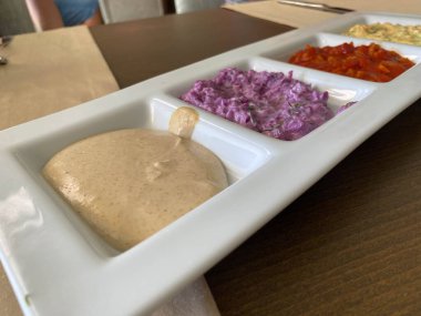 Cam kaplar beyaz arka plan üzerinde farklı nacho soslu.