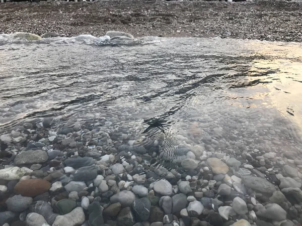 Das Ufer Mit Großen Farbigen Steinen Klarem Wasser Eine Weiße — Stockfoto