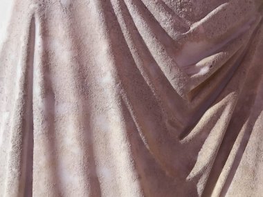 Dışbükey betondan yapılmış sarı bir duvarın dokusu..