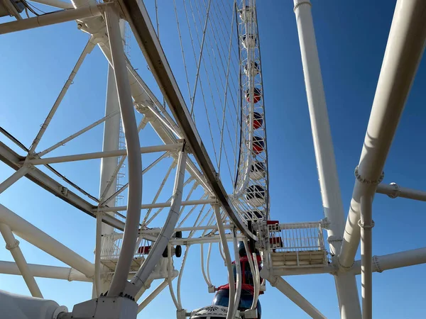 Big White Ferris Wheel Blue Sky Part Attraction Blue Background — Stok fotoğraf