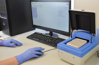 bilgisayarda çalışan kadın doktor.