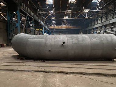 Ön planda büyük çaplı bir borusu olan metalürjik bir bitki parçası. Seçici odaklanma. Boşluğu kopyala.