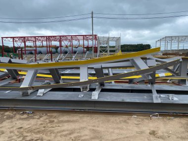 İnşaat alanında bir dağıtım depo yapım aşamasında.