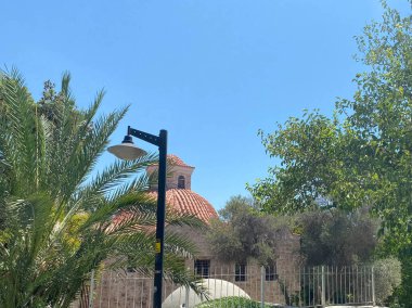 Fransa 'nın güneyindeki bir köyde, kırmızı kiremitli bir ev ve eski taş bir kilise..