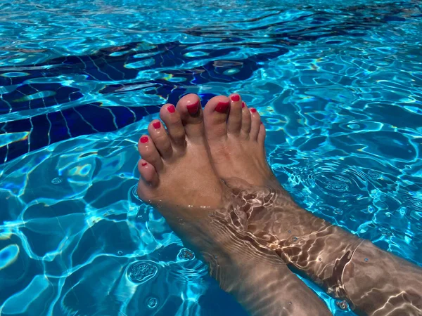 Jonge Vrouw Met Voeten Het Water Ontspannen Aan Het Zwembad — Stockfoto