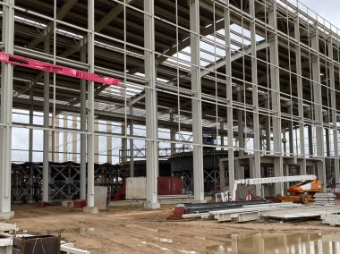 Bina yapım aşamasında - inşaat alanında iskele ön cephede..