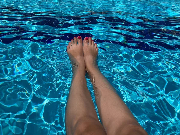 Sexy Benen Van Vrouw Liggen Buurt Van Het Zwembad — Stockfoto