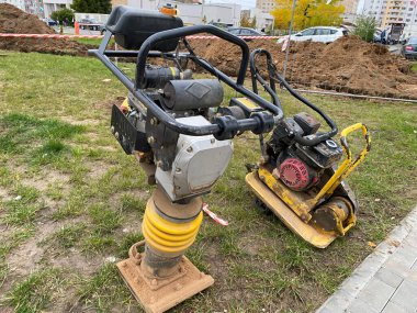 İnşaat alanında kum sıkıştırıcısı. İnşaat alanında araç.