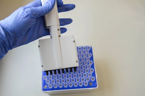 Vrouwelijke Technicus Het Laboratorium Voor Genetica Reprogenetica Jonge Technicus Gebruik — Stockfoto