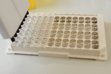 Laboratuvarda DNA testi. Elinde şeker kutusu olan bir laboratuar teknisyeni steril bir laboratuvarda DNA analizi yapıyor..