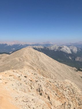 Manzaralı bir güzellik, manzara, tepelerin manzarası ve mavi gökyüzü ve bulutları olan yeşil dağlar. Yüksek kalite fotoğraf.