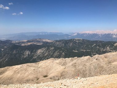 Yüksek bir dağdan ormana ve tropikal bir ülkede tatil köyleri ve deniz manzaralı güzel bir manzara..