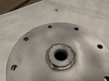 Flanges, endüstriyel su borularında kullanılan kaynak kanadı..