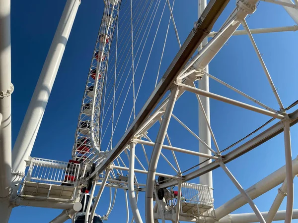 Photo Bottom Fragment Modern Ferris Wheel Booths Sky — Stock Photo, Image
