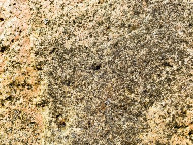 Doğal taş, kahverengi rengin doğal dokusu. Dokuda küçük taşlar var. Büyük, kaslı taşlar. doğal arkaplan.