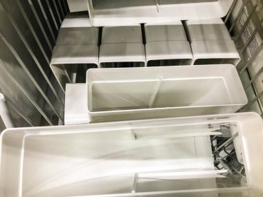 Dikdörtgen şeklinde beyaz plastik kaplar, tohumlar için kavanozlar ve küçük eşyalar. Plastik kaplar. Bahçe malzemeleri mağazasında..