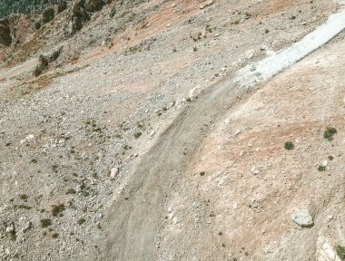 Dağ yolu. Kumlu dağ taşları ve beyaz kum. Turistleri kaldırmak için bir set. turizm amaçlı tırmanış.