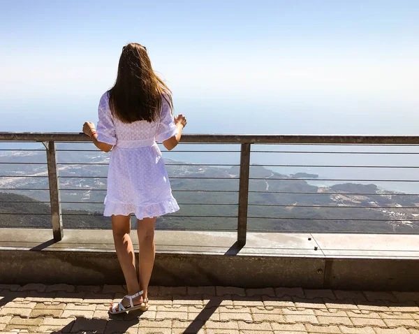 여름에 레이스 드레스를 머리의 바다를 바라봅니다 나라의 관광객 바위를 배경으로 — 스톡 사진