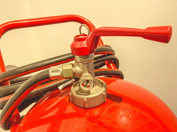 赤い消火器だ 白い泡で消火 可燃性物質の点火時の安全性 消防士の作業道具 — ストック写真