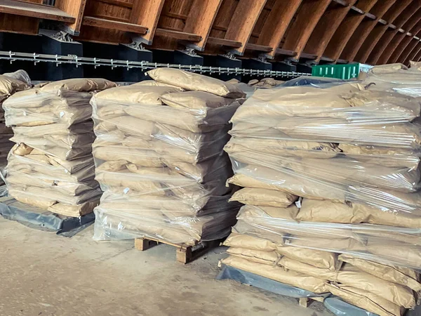 木材倉庫だ 肥料や建材の倉庫に保管されています 建設現場では砂を透明な袋に入れて — ストック写真