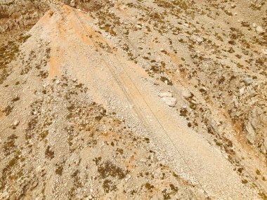 Kumlu yüksek dağ. Bitkilerle dolu yüksek bir dağ. Taşlardan kum, küçük granit kayalar. Dağlarda tatil. Doğada rahatlama.