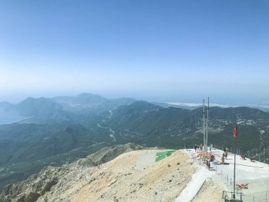 Kumlu yüksek dağ. Sıcak bir ülkede bitkilerle dolu yüksek bir dağ. Dağlarda tatil. Dağda, cazibeli bir gözlem güvertesi.