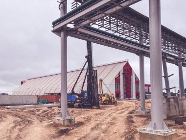 Yeni bir endüstriyel kompleks inşaatı. İnşaat alanının merkezinde metal takviyesi. Madencilik kompleksinde bir gaz boru hattı yapımı.