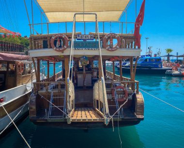 Denizdeki gemiler. Turistlerle seyahat etmek için bir gemi, yolcular için bir sürü yer. Gemide cankurtaranlar var. İyi havada yüzmek.