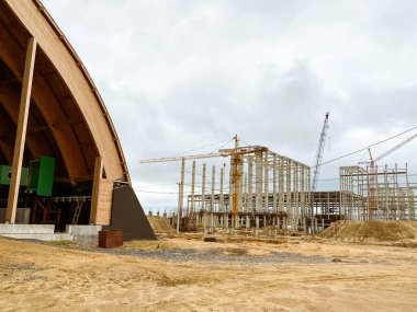 İnşaat alanı. İnşaat alanında uzun, sarı bir vinç var. Vinçin yanında malzeme ve yiyecek depolamak için bir ambar var. Bir maden ve işleme tesisi inşa etmek, büyük bir maden..