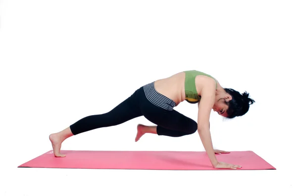 Belle femme exercice intérieur en utilisant tapis de yoga rose — Photo