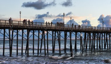 Oceanside iskelede dalgalar öğleden sonra izliyor.