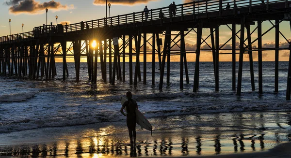Surfer βλέποντας μια oceanside Καλιφόρνια ηλιοβασίλεμα. — Φωτογραφία Αρχείου