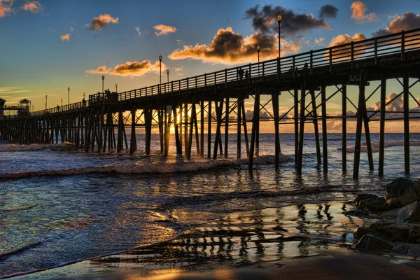 Pazifischer Sonnenuntergang am Pier am Meer — Stockfoto