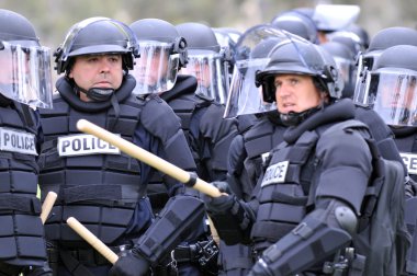 Polis memuru isyan dişli