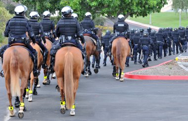 günümüz gladyatör - polis memuru isyan viteste sivil huzursuzluk için yanıt vermek.