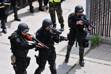 Polis memurları tam koruyucu giysiler içinde bir sivil huzursuzluk cevap verin.