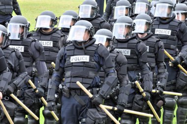 göster gücünü - isyan dişli polis huzursuzluğu doğru hareket ettirin.