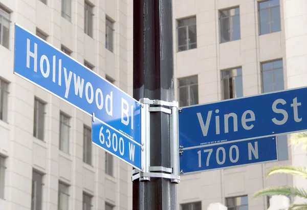 好莱坞和葡萄藤的街道标志 — 图库照片