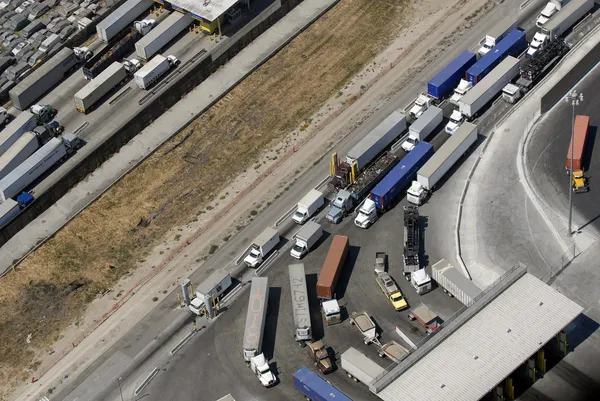 Teherautók sorakoznak, várja a határon az USA-ba a tijuana, Mexikó. — Stock Fotó