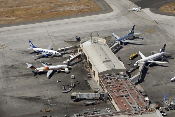 Vista aérea del aeropuerto de Tijuana en México . —  Fotos de Stock