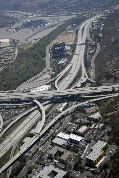 A légi felvétel a freeway felüljárók és a hidak. — Stock Fotó