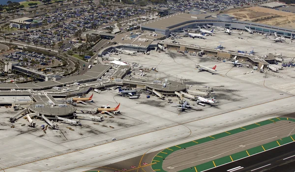 Vista aérea del aeropuerto de Lindberg, San Diego, California — Foto de Stock