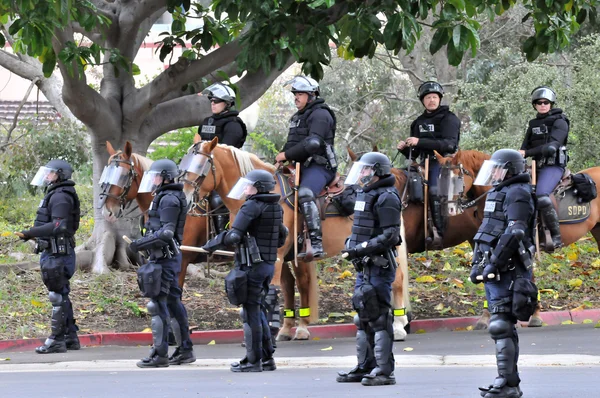 Gladiadores modernos - policiais em equipamento anti-motim respondem à perturbação civil — Fotografia de Stock