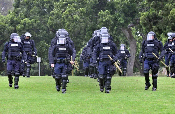 Linee di polizia in uniforme protettiva marciano verso la rivolta . — Foto Stock