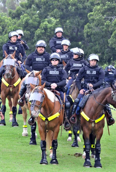Moderne Gladiatoren - Polizisten in Krawallausrüstung reagieren auf die zivilen Unruhen — Stockfoto