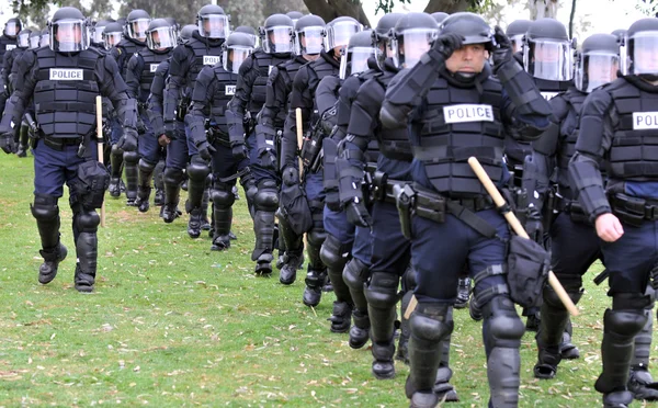 Lines of protectively uniformed police march towards the riot. — Stock Photo, Image