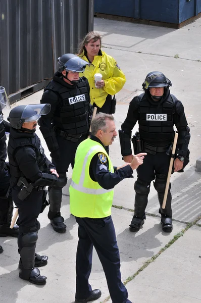Police Officers in full protective gear respond to a civil disturbance — Stock Photo, Image