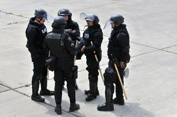 Politieagenten in volledige hoofd-en gezichtsbescherming reageren op een binnenlandse onlusten — Stockfoto