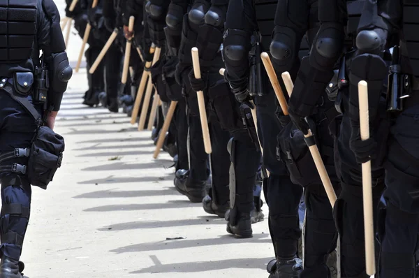 Agentes da Polícia em equipamento de proteção total respondem a uma perturbação civil — Fotografia de Stock