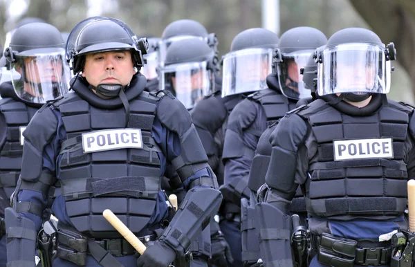 Show of force - police in riot gear move toward the civil unrest — Stock Photo, Image